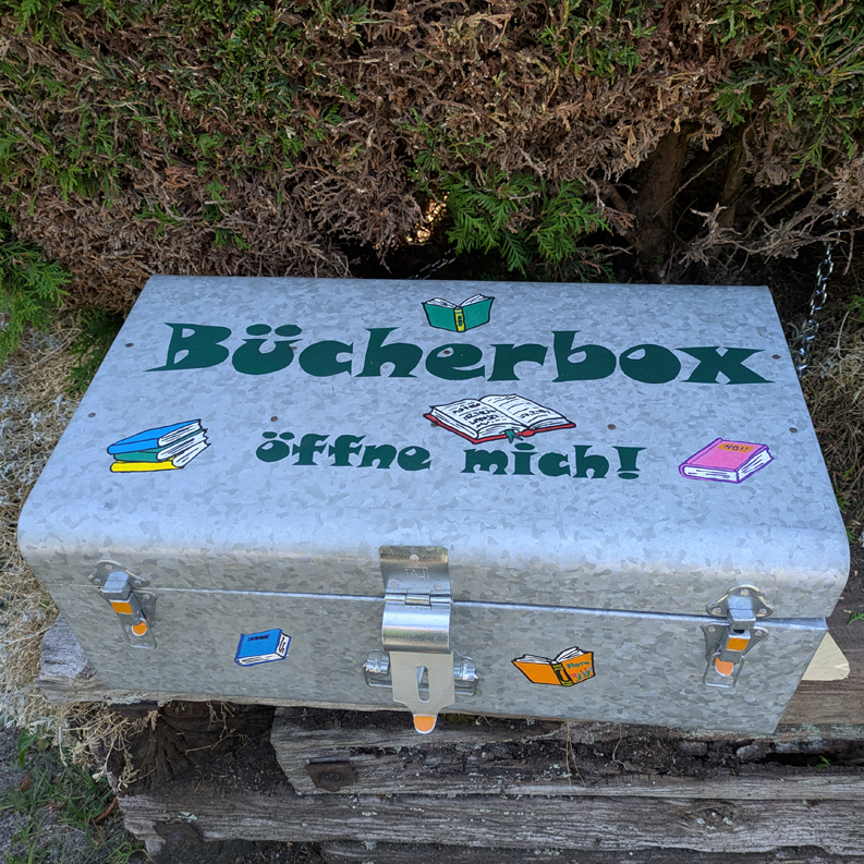 eine grosse Box aus Metall mit Büchern drin